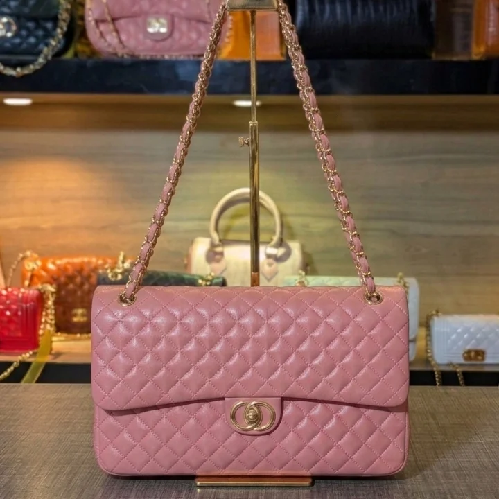 Pink quilted ladies shoulder bag with gold chain – front view