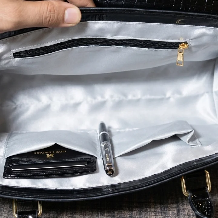 inner view black crocodile leather Shoulder Bag | New and unique design